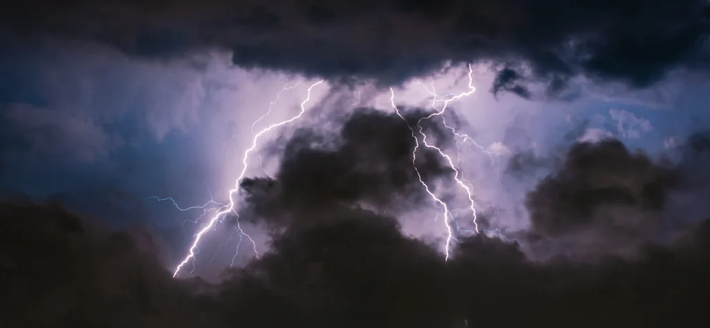 雷が鳴る空の様子