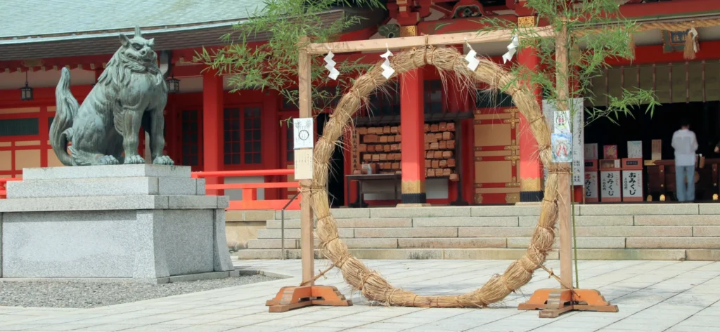 五社神社・諏訪神社拝殿と大祓の茅の輪　