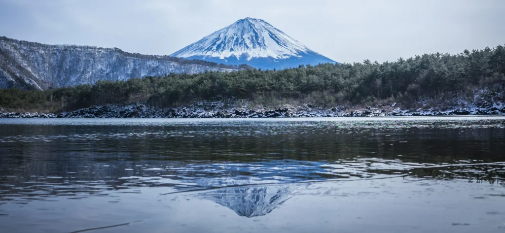 日本の海と山のイメージ