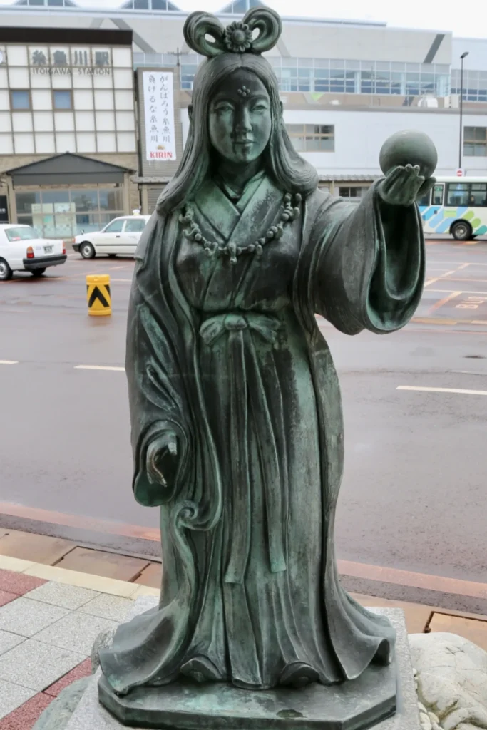 糸魚川駅にある奴奈川姫の銅像