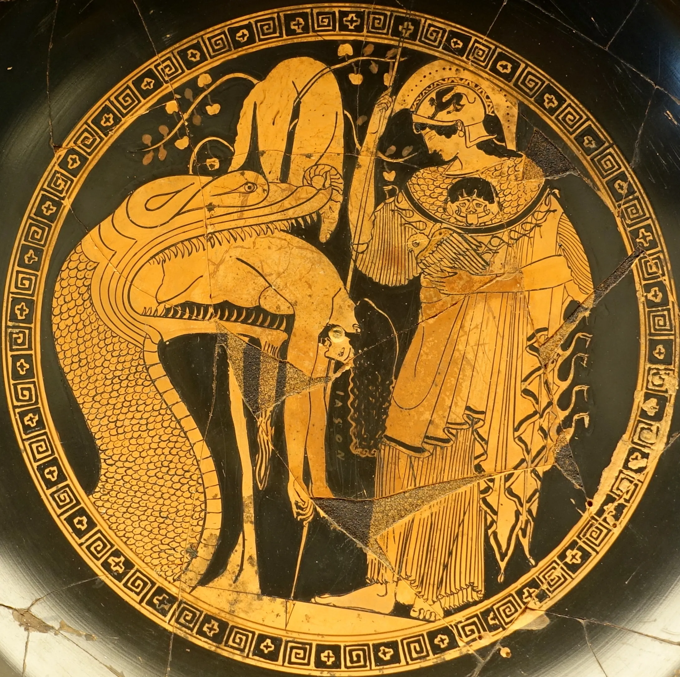 チェルヴェーテリ出土のドゥーリスのカップ「金羊毛を守る竜」紀元前480年-470年