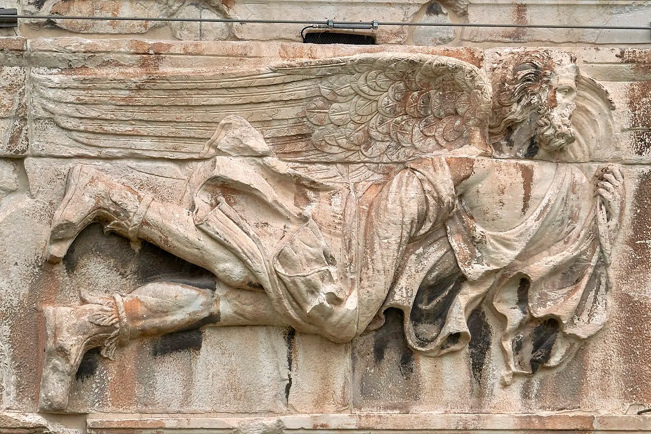 ギリシャのアテネにある風の塔のユーラスのレリーフ