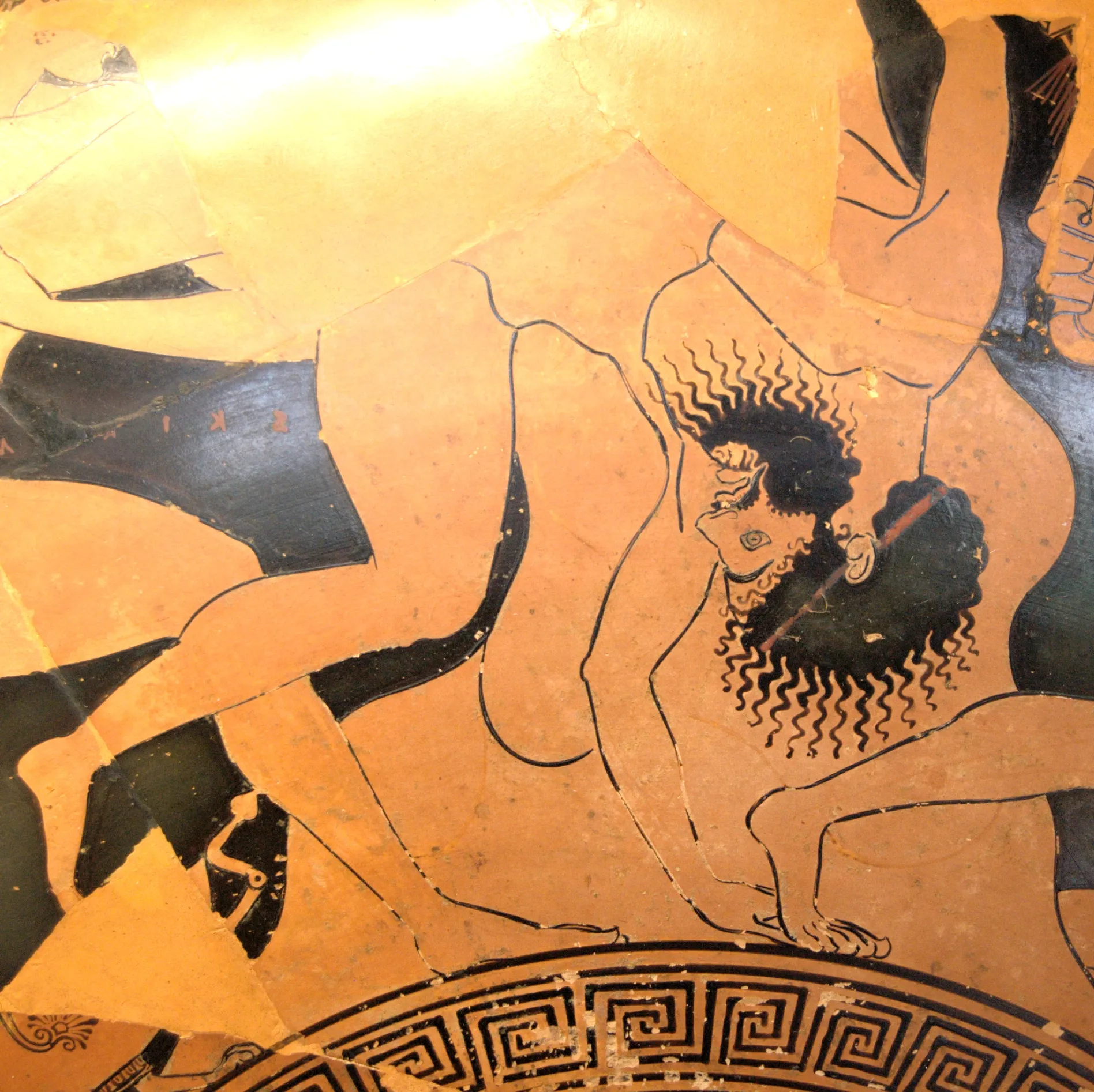 アッティカ赤絵式杯「テセウスに投げ飛ばされるスキロン」紀元前500年-490年