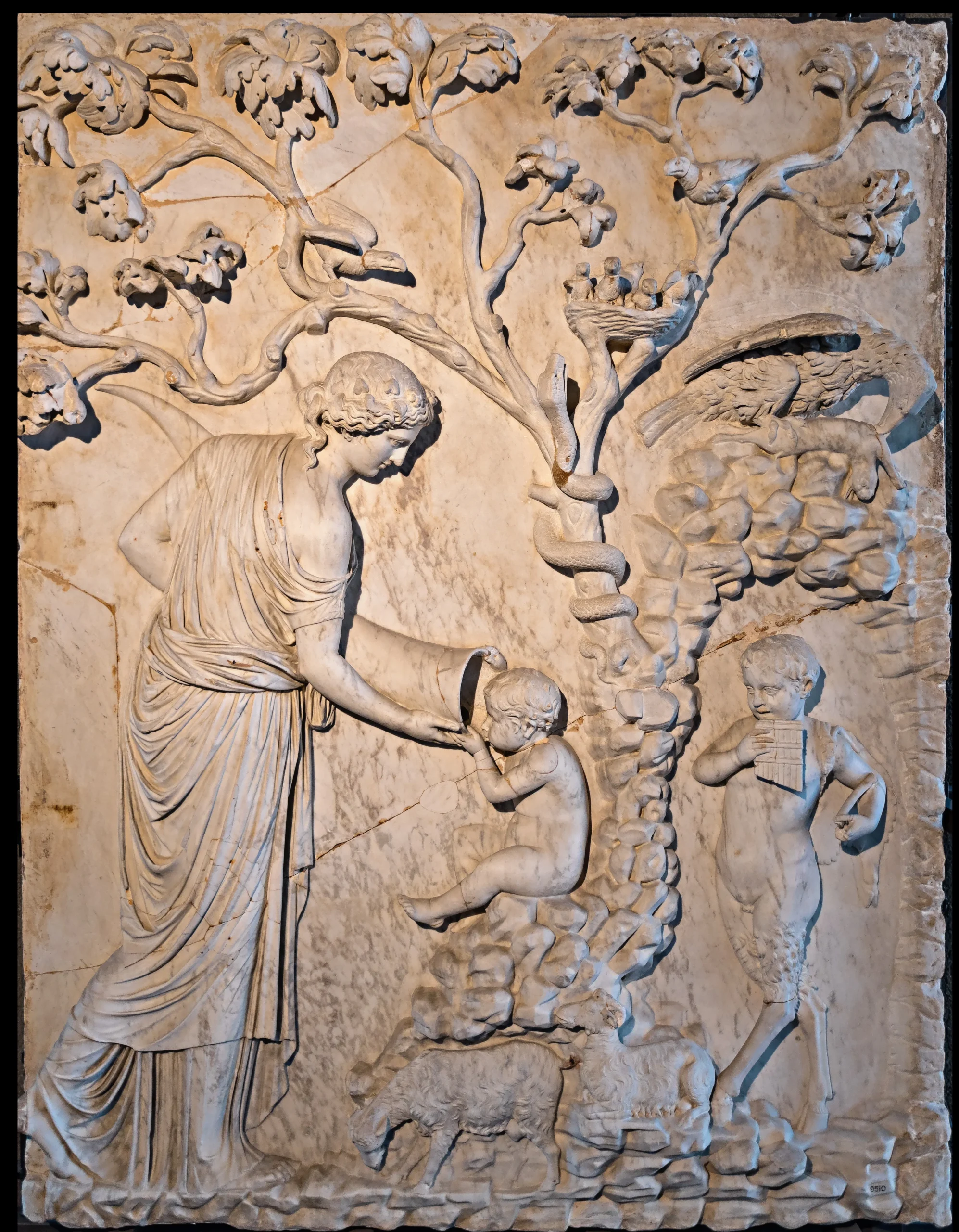 2世紀の大理石のレリーフ「アマルテアは豊穣の角を持ち、若きゼウスはそこから食べ物を口にする」