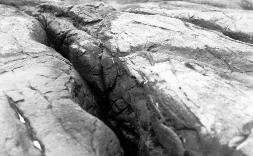 地面の裂け目のイメージ